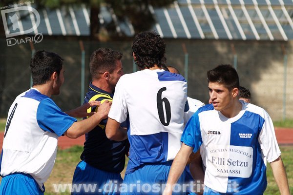 Trogu festeggiato dai compagni